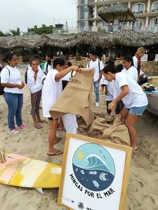 Limpieza en Montañita con el apoyo de Corona for Parley